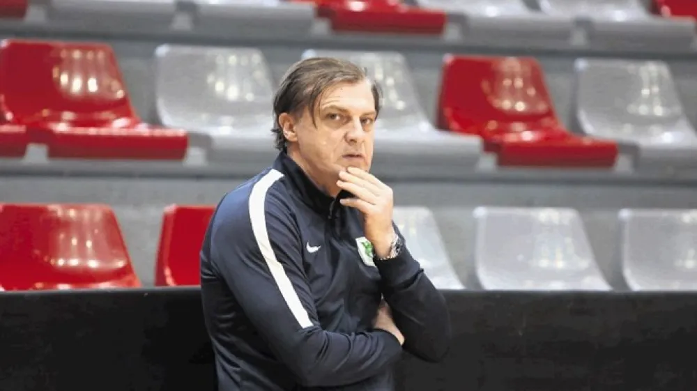 Safet Hadžić: Kriza je tudi priložnost, da se slovenski nogomet vrne h koreninam in začne z večjo produkcijo lastnih igralcev.  Sem prista&scaron; tega, da igra v klubih čim več slovenskih fantov in odidejo v tujino &scaron;ele,  ko bodo dozoreli  doma. A če želi&scaron; biti konkurenčen v Evropi, je treba vlagati večje vsote denarja.