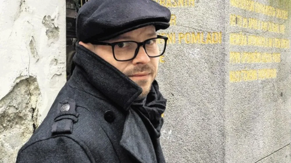 Morda je na Hitlerjev obisk Maribora vplivala tudi okoli&scaron;čina, da je tukaj nekoč poučeval profesor zgodovine Leopold P&ouml;tsch, ki je bil tudi njegov učitelj na realki v Linzu in je bistveno vplival na nem&scaron;ke nacionalistične nazore svojega nekdanjega dijaka.