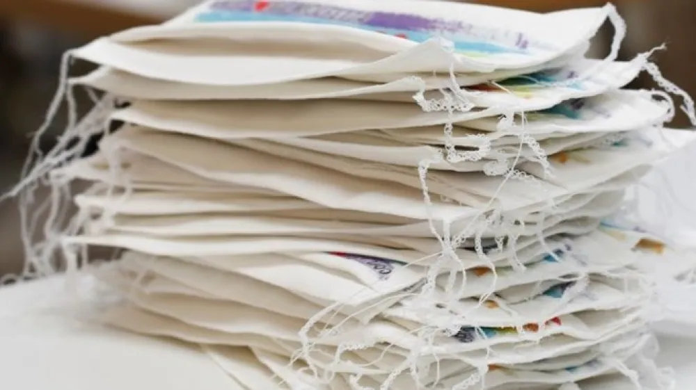 Za&scaron;čitne maske, ki jih je treba ob pandemiji koronavirusne bolezni 19 marsikje nositi v javnih zaprtih prostorih, komajda kaj &scaron;čitijo pred okužbo z novim koronavirusom, imajo pa psiholo&scaron;ki učinek, poudarjajo strokovnjaki z oddelka za javno zdravje z medicinske fakultete Harvard v ZDA.