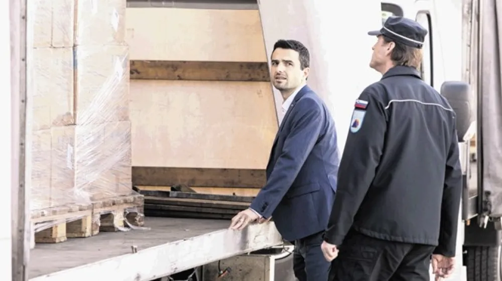 Ali je bil  pri poslu med podjetjem Acron, v katerem je zaposlena mati obrambnega ministra Mateja Tonina, in državo kr&scaron;en zakon o integriteti, bo preverila komisija za preprečevanje korupcije.