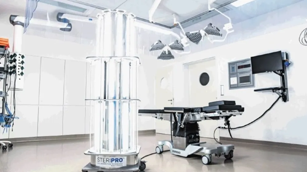 Aparat steripro z UVC-svetlobo izbolj&scaron;a učinkovitost postopka či&scaron;čenja in dezinfekcije povr&scaron;in v bolni&scaron;nicah.