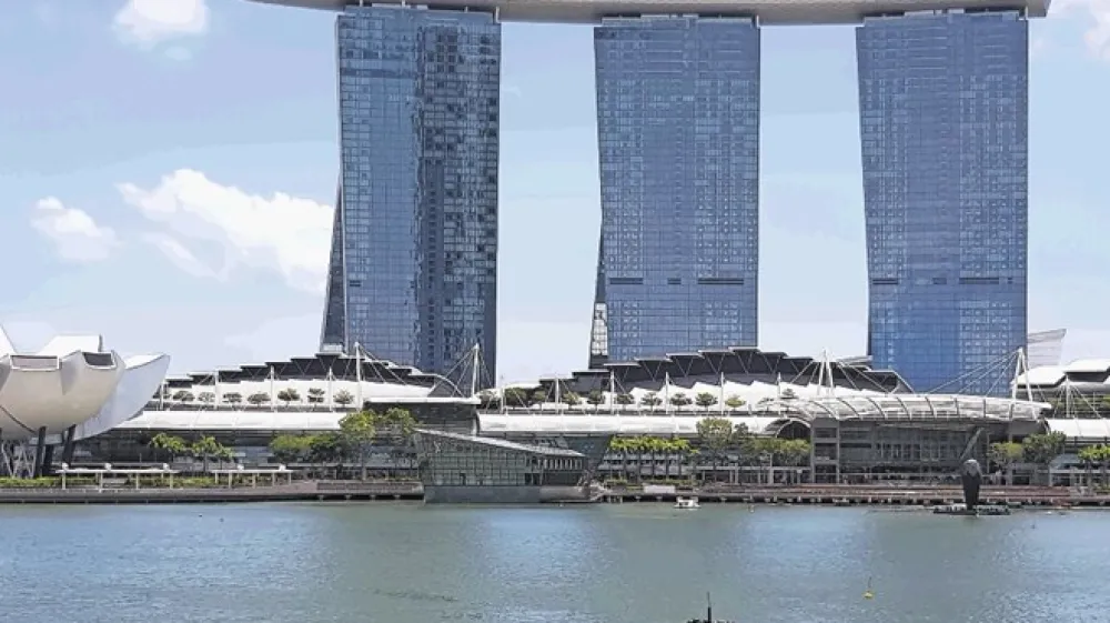 Iz Merlion parka, kjer se reka Singapur izliva v umetni akvatorij Marina Reservoir, se odpre pogled na  hotelski kompleks Marina Bay Sands, tristolpično zgradbo, ki jo na vrhu povezuje svojevrstna ladja. Verjetno najpogosteje fotografiran prizor v Singapurju.