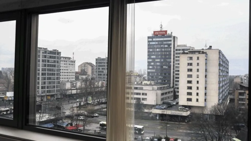 V Petrolu so že odpovedali za 23. april sklicano skup&scaron;čino. Pričakovati je, da bodo skup&scaron;čine prestavili tudi v nekaterih drugih družbah.