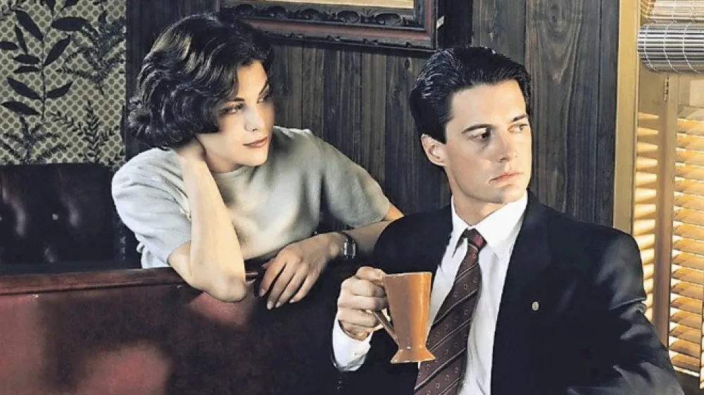 Twin Peaks je poleg dveh zlatih globusov za igro prejel zlati globus za najbolj&scaron;o dramsko serijo in postavil nove standarde pri snemanju TV-serij. Če ne bi bilo Twin Peaksa, tako morda ne bi bilo niti velikih serij, ki so sledile ob koncu 90. let in pozneje, na primer Skrivna naveza, Sopranovi in Kriva pota.
