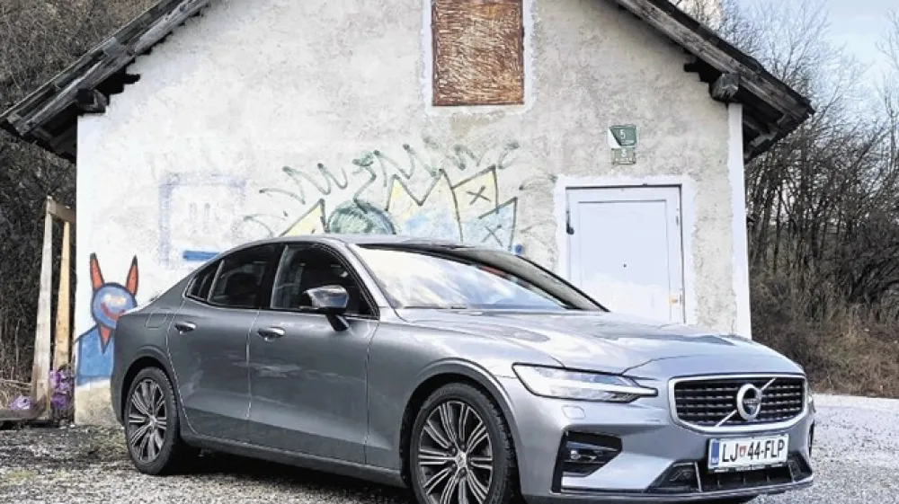 Oblikovno volvo S60 sledi uveljavljenim smernicam znamke, deluje atraktivno in agresivno, v živo &scaron;e bolj kot na fotografiji.