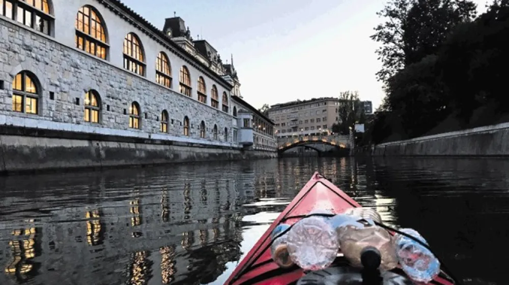 Marin Medak je opazil, da je od začetka epidemije v Ljubljanici veliko plastičnih rokavic in pločevink.