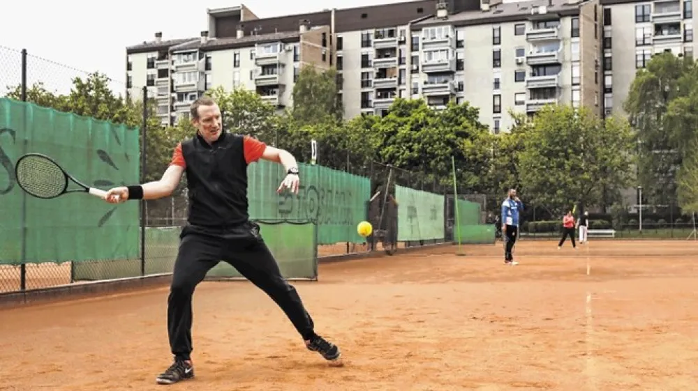 Teni&scaron;ka igri&scaron;ča v &Scaron;portnem parku Savsko naselje so zasedena od jutra do večera.
