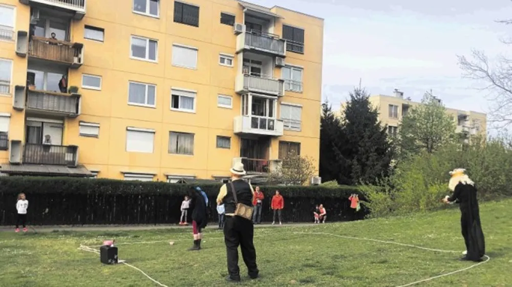 Ana pod oknom je intervencijski odgovor Gledali&scaron;ča Ane Monro na sedanjo krizno situacijo. Kot je napisal Marko Brumen na  facebooku, če ne more občinstvo  do Ane Monro, gre  pa Ana Monro do občinstva.