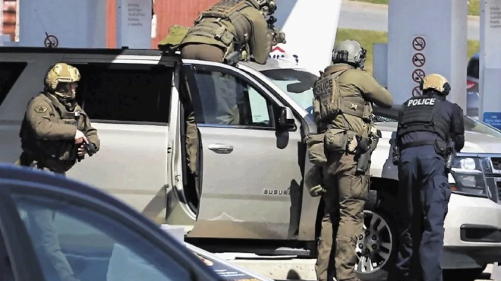 Kanadska policija je ponorelega strelca  obkolila pri bencinski črpalki, kjer je bil v končnem spopadu ubit.