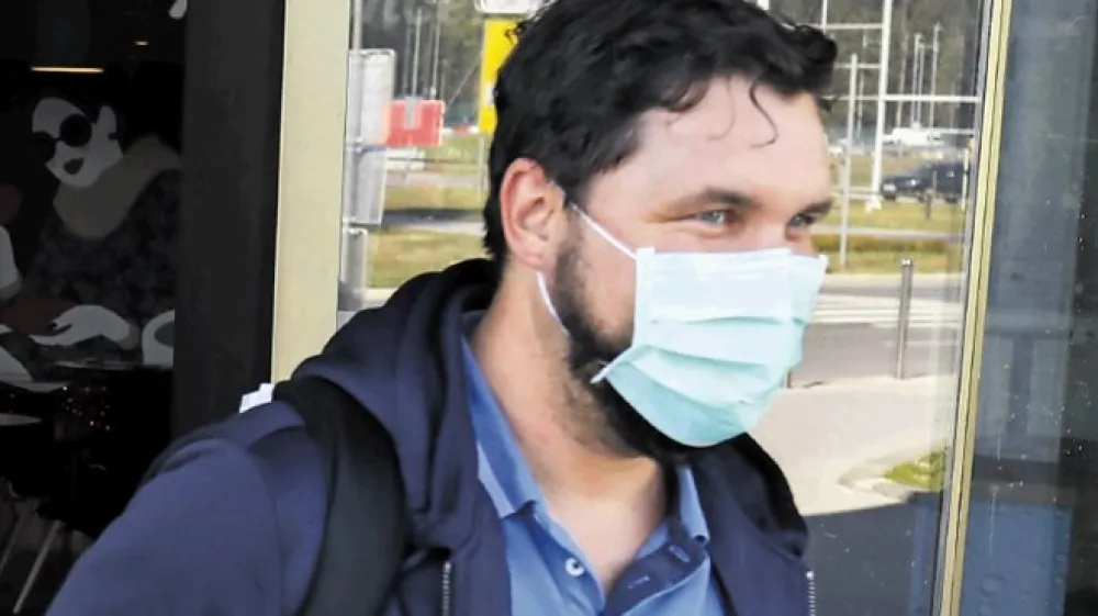 Tak&scaron;ne navadne kirur&scaron;ke maske (na fotografiji) so v skladi&scaron;ču civilne za&scaron;čite razdelili kot maske FFP2.