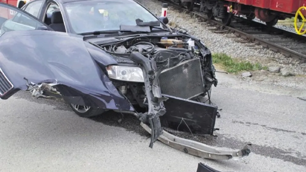 Mladi voznik audija jo je v Prvačini v občini Nova Gorica v trčenju z vlakom dobro odnesel.