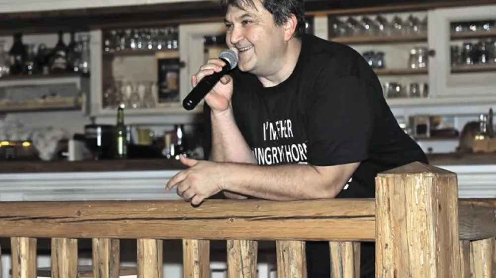 Goran Obrez:  Imel sem vzornika. To je bil Ivo Tomić, hrva&scaron;ki radijski reporter. Bil je zabaven, znal je govoriti v rimah, bil je emotiven, imel je dramaturgijo in govoril je kot dež. Hkrati pa je bil strokovno podkovan.