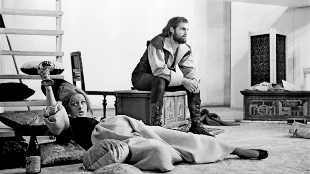 Na prvem Tednu slovenske drame je bila med sedmimi uprizoritvami na sporedu tudi drama Osvajalec Andreja Hienga, ki  jo je v MGL režiral Du&scaron;an Jovanović. Uprizoritev je prejela več nagrad na Bor&scaron;tnikovem srečanju v Mariboru, na festivalu Sterijevo pozorje  je Hieng  prejel nagrado za sodobno dramsko besedilo, eno od petih igralskih nagrad pa Milena Zupančič za vlogo Gaetane. Na fotografiji: Milena Zupančič in Radko Polič.