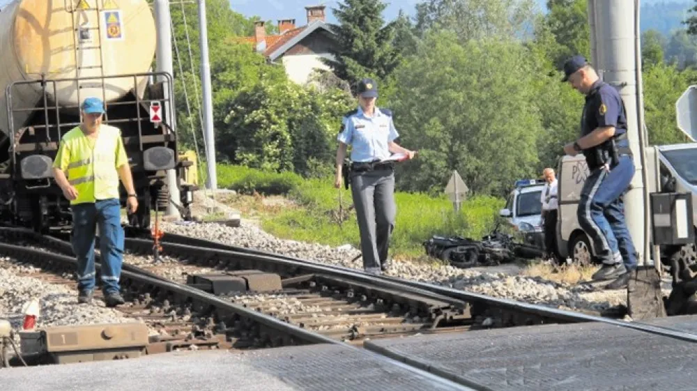 V okviru nadgradnje železni&scaron;ke proge med Podnartom in Lescami naj bi ukinili več nivojskih prehodov in jih nadomestili z  varnej&scaron;imi podvozi in nadvozi. Na enem od nivojskih prehodov v Podnartu je leta 2015 umrl motorist.