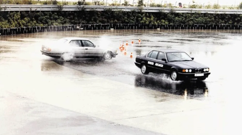 Prvi primerki sistema ESP, ki je v pomoč predvsem na spolzki cesti, so se pojavili leta 1995.