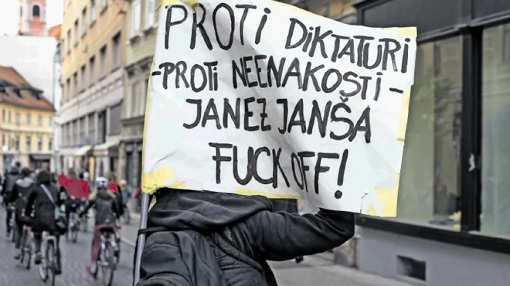 V Ljubljani, Mariboru in &scaron;e nekaterih drugih krajih so se včeraj opoldne zbrale skupine protestnikov na protivladnih shodih.  Na Trgu republike v Ljubljani se je zbralo okrog dvesto ljudi. Policija je popisala večje &scaron;tevilo zbranih, ki bodo oglobljeni, je napovedal notranji minister Ale&scaron; Hojs.