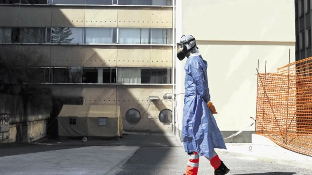 Nekateri bolniki, ki bi potrebovali takoj&scaron;nje zdravljenje, v času epidemije očitno niso prestopili praga bolni&scaron;nic. Pristojni domnevajo, da tudi zaradi strahu pred okužbo.