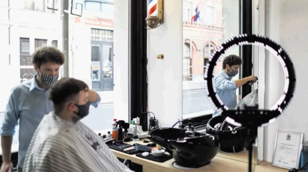 Brivec Nejc Tro&scaron;elj poskrbi za pričesko, na urejanje brade pa bodo morale stranke &scaron;e  počakati.