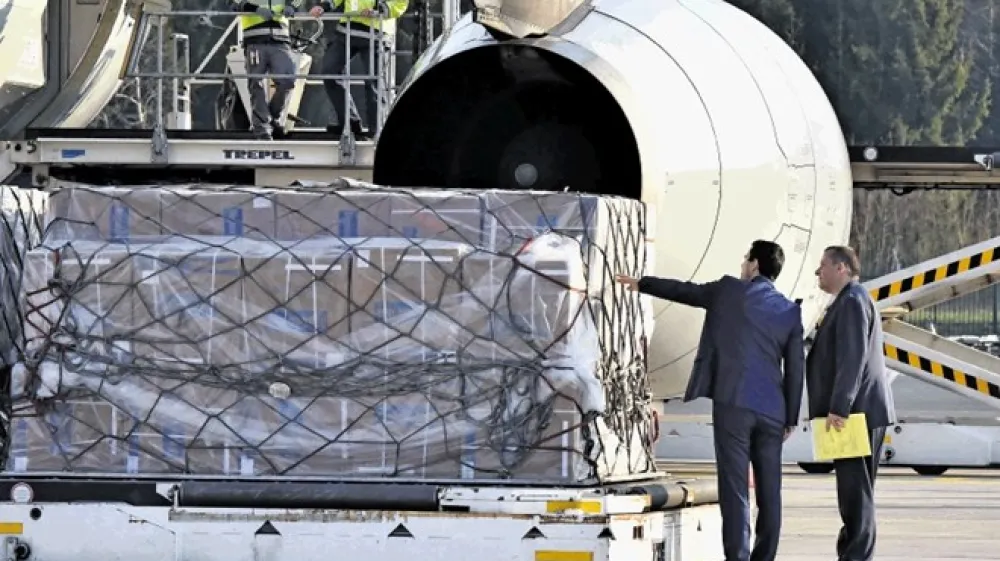 Minister Matej Tonin in poslovnež Joc Pečečnik sta si ogledala prispelo po&scaron;iljko za&scaron;čitne opreme. Ustreznosti dokumentov z dejanskim stanjem ni  testiral nihče.