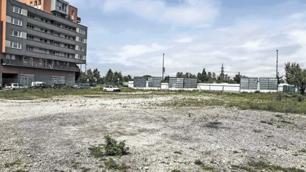 Stanovanja, ki jih bo predvidoma kupil občinski stanovanjski sklad, bo gradil Kostak na praznem zemlji&scaron;ču ob &Scaron;martinski cesti nasproti bencinskega servisa (za gradbeno ograjo). Sklad ima stanovanja tudi v rdeče-sivem bloku na sliki.