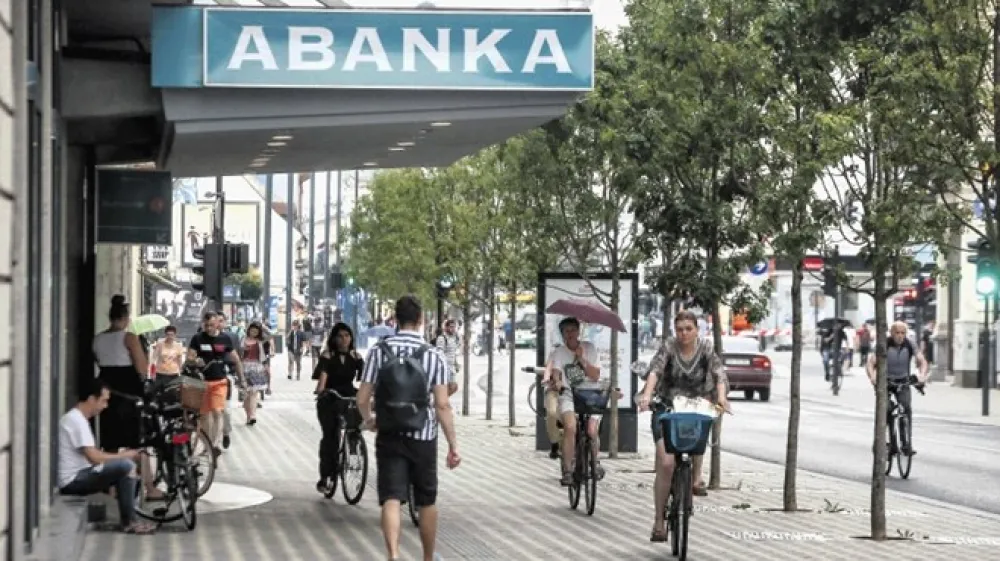 Na Abanki zahtevajo za odobritev odloga plačila kredita kar 110 evrov.