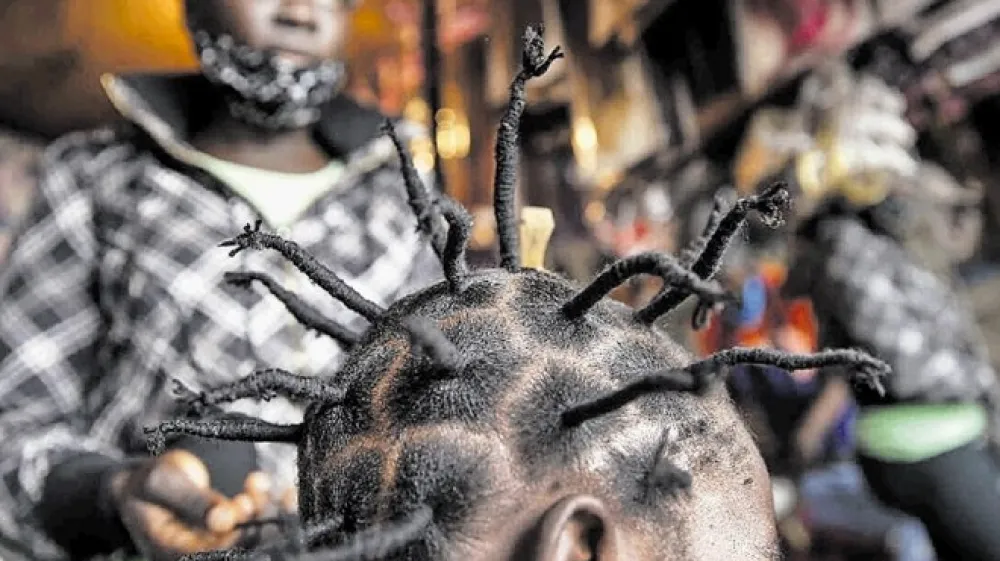 Nov velik hit je med otroki postala koronafrizura, katere podoba zelo spominja na obliko novega koronavirusa.