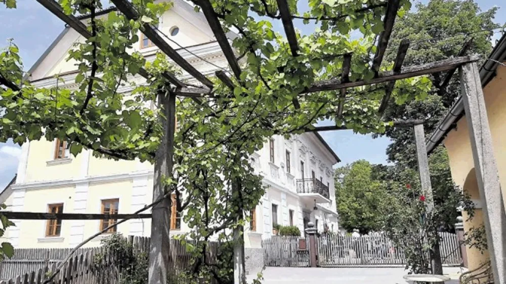 Vsakdanje življenje na kmetiji je za nekoga, ki pride iz mesta, pravo doživetje. Na turistični kmetiji Pr' Krač v Dolskem ima osrednje mesto 300 let stara hi&scaron;a, ki je kulturni spomenik državnega pomena.