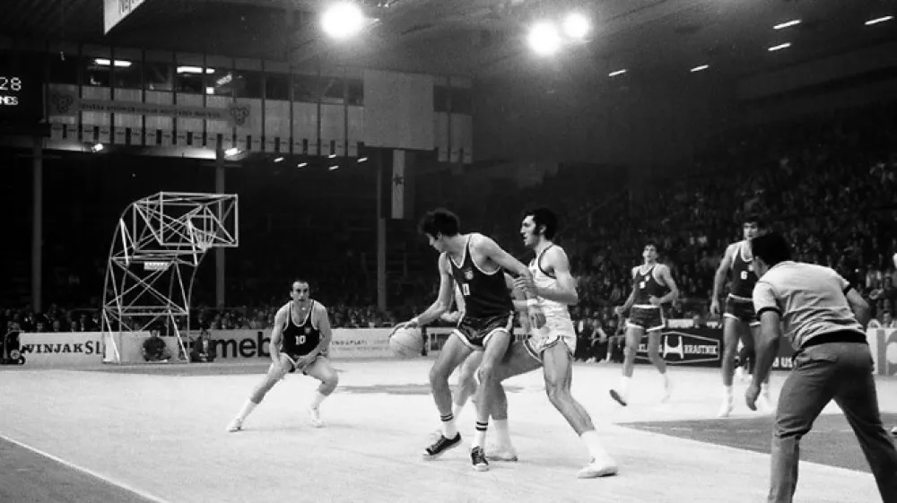 Ivo Daneu (povsem levo) je bil v jugoslovanski reprezentanci leta 1970 vodja slačilnice, Kre&scaron;imir Ćosić (z žogo) pa najbolj&scaron;i posameznik izbrane vrste selektorja Ranka Žeravice.