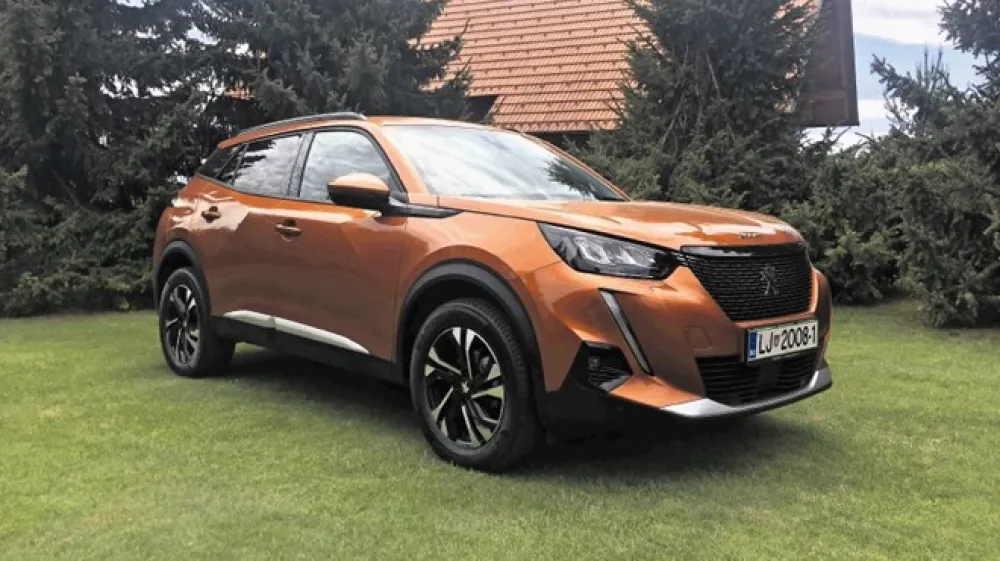 Peugeot 2008 (levo) in renault captur sodita med najbolj v&scaron;ečne &scaron;portne terence na trgu, &scaron;tirikolesnega pogona pa ne premoreta.