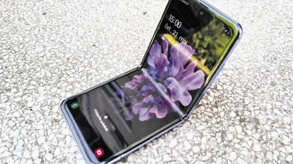 Preklopni telefon s pregibnim zaslonom  z flip s svojo nenavadnostjo  pritegne pogled. Nedvomno gre za statusni simbol.