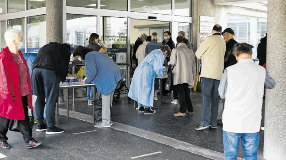 Vstop v Polikliniko ni mogoč brez izpolnjenega vpra&scaron;alnika o pacientovem zdravstvenem stanju.