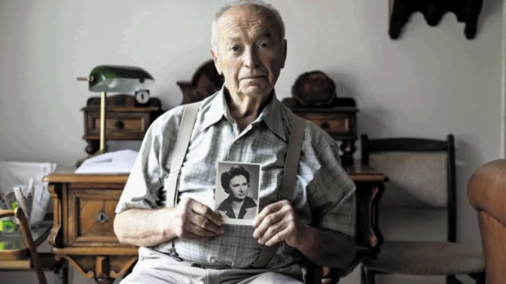 Janez Pusti&scaron;ek hrani fotografije svoje tete Marte Pusti&scaron;ek,  odlične slovenske telovadke.