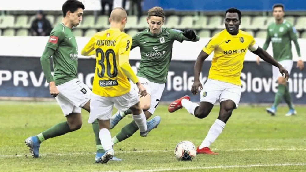 Olimpija (v zelenem) se bo v zaključku prve lige borila za prvaka, mestni tekmec Bravo pa za obstanek.