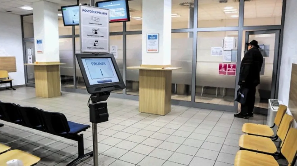 Zaradi ukrepov proti &scaron;irjenju koronavirusa so bile čakalnice na upravni enoti prazne, saj so stranke lahko pri&scaron;le le, ko so bile naročene.