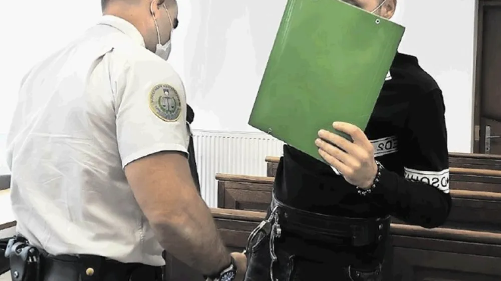 Stefan A&scaron;anin je po priznanju krivde na sodi&scaron;ču  lahko odkorakal iz pripora, saj je v njem prestal že polovico zaporne kazni.