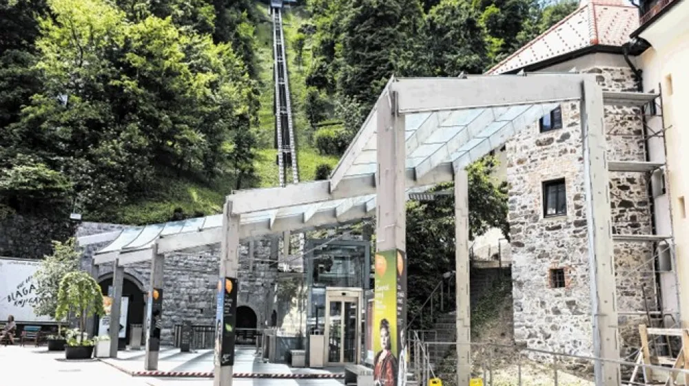 Zaradi odsotnosti turistov te dni vzpenjača na ljubljanski grad sameva.