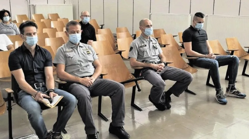 Ale&scaron; Dovgan (levo) in Dejan Kos (skrajno desno) sta združila moči in v letu in pol oropala kar 15 bencinskih servisov in po&scaron;t od Maribora do Celja in Ljubljane.