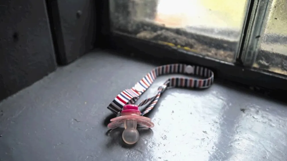 Deklica Gaja, ki je zdaj stara že sedem let, zaradi zapletov pri porodu ves čas potrebuje pomoč drugih ter &scaron;tevilne razvojne in nevrolo&scaron;ke obravnave. Fotografija je simbolična.