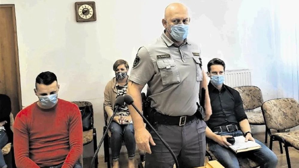 Dejan Kos (levo) in Ale&scaron; Dovgan sta se na sodi&scaron;ču včeraj večkrat opravičila vsem, ki so bili prizadeti zaradi njunih zavržnih dejanj. Dovgana pa so premagale tudi solze.