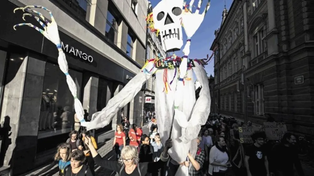 Dana&scaron;nji prizori v sredi&scaron;ču Ljubljane so oživili spomin na vseslovenske ljudske vstaje pred osmimi leti.