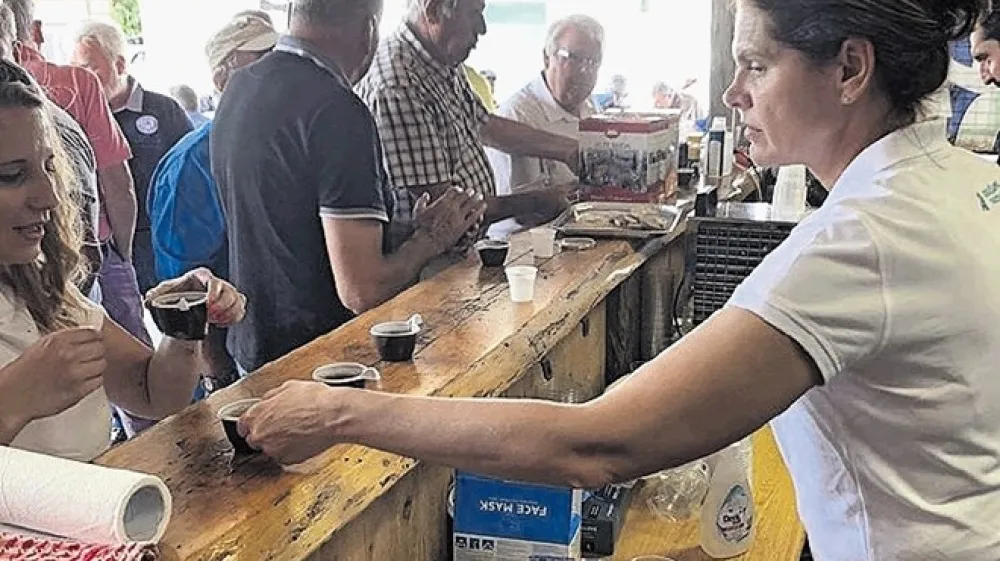 Nekdanja premierka Alenka Bratu&scaron;ek, ki sodeč po svojem instagram profilu redno hodi v hribe, ureja svoj vrt, med karanteno je celo lastnoročno sanirala dotrajanega vrtnega palčka, se očitno znajde tudi za &scaron;ankom. Kot dokazuje nedavno objavljena fotografija, je na zelo obiskanem pikniku prisotnim stregla kavo. Kot je neskromno pripomnila pod fotografijo, je bila postrežba 1A, predsednica stranke SAB pa tako dokazuje, da se jo očitno res splača povabiti na piknik. Njene natakarske sposobnosti so komentirali tudi njeni sledilci in sledilke, ki navdu&scaron;enja niso skrivali. Eden od komentarjev se je namreč glasil: &raquo;Bravo, majstore.&laquo;