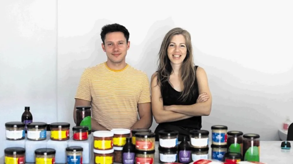 Sanja Čakarun (desno, levo Goran Žerdin): S fermentacijo se  lahko doseže  predvsem precej močnej&scaron;e in kompleksnej&scaron;e okuse.