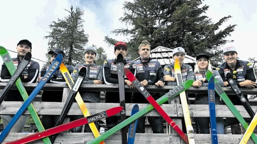 Jedro slovenske reprezentance v tehničnih disciplinah bodo v sezoni 2020/21 v trenerskih in tekmovalnih vrstah sestavljali (od leve): Matija Gra&scaron;ič, Sergej Polj&scaron;ak, Tina Robnik, Žan Kranjec, Klemen Bergant, Ana Bucik, Meta Hrovat in &Scaron;tefan Hadalin.