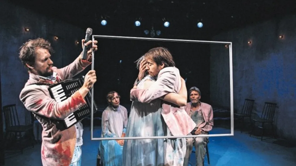 Žalostinke so mestoma apokaliptičen, mestoma tragikomičen in absurdističen tekst o (ne)zmožnosti soočanja sodobnega subjekta in sodobne družbe z občutki najhuj&scaron;e potrtosti in tesnobe.