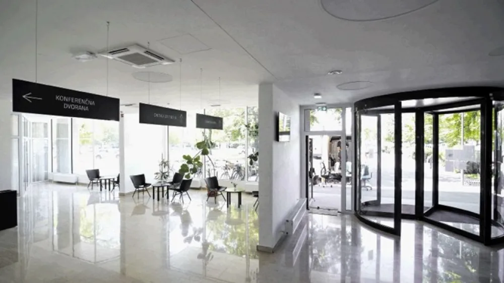 Prenova prostorov na Linhartovi cesti 13 je stala nekaj manj kot 5,5 milijona evrov. Delavci so dela končali v začetku marca, upravna enota pa se bo tja preselila do 1. julija.