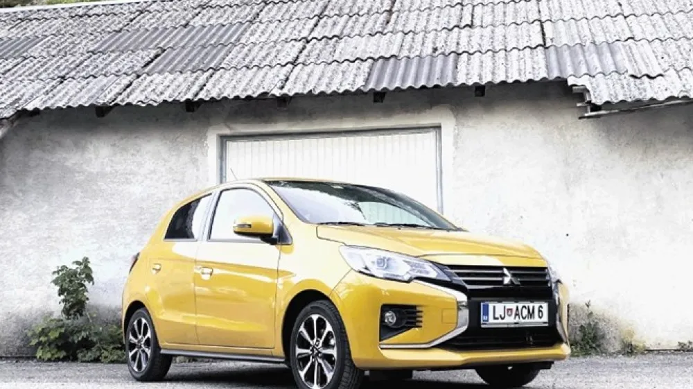 Mitsubishi space star (levo) preseneti s prostorno potni&scaron;ko kabino in varčnostjo, pri vsem drugem pa je vsaj korak spredaj renault twingo.