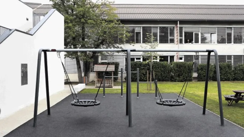 Pod okrilje O&Scaron; Kolezija bodo s pripojitvijo pre&scaron;li vsi učenci, ki so vpisani v O&Scaron; Bičevje, in vsi zaposleni, ki bodo imeli 31. julija 2020 sklenjeno delovno razmerje v O&Scaron; Bičevje.