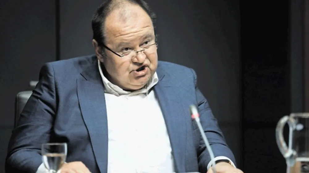 Ale&scaron; Hauc je leta 2017 v medijih objavil več neresnic na račun Vesne Rožanc, nekdanje poobla&scaron;čenke za preprečevanje pranja denarja v NKBM. Rožančeva se je odzvala z zasebno kazensko tožbo. Uspelo ji je dokazati, da je Hauc zagre&scaron;il tri kazniva dejanja žaljive obdolžitve.