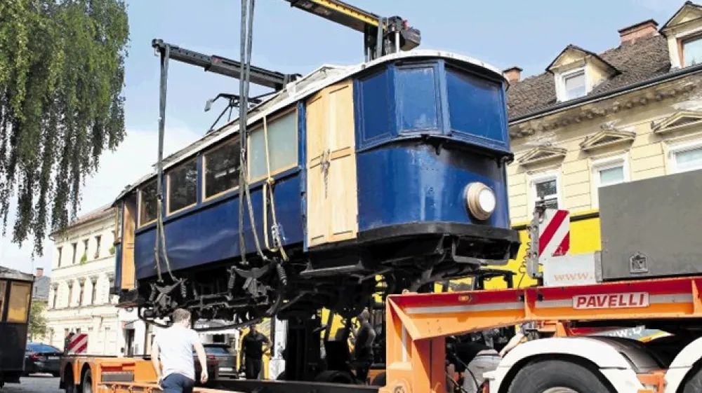 Tramvaja ni med občinskimi načrti za prenovo Trga mladinskih delovnih brigad, zato so ga danes odpeljali. Dokler ne najdejo mikrolokacije na Primorskem, bo parkiran na Vrhniki.
