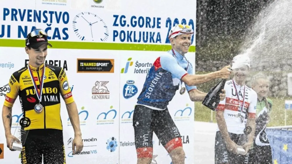 Tadej Pogačar (s &scaron;ampanjcem) je postal državni prvak v kronometru v kategoriji elite.